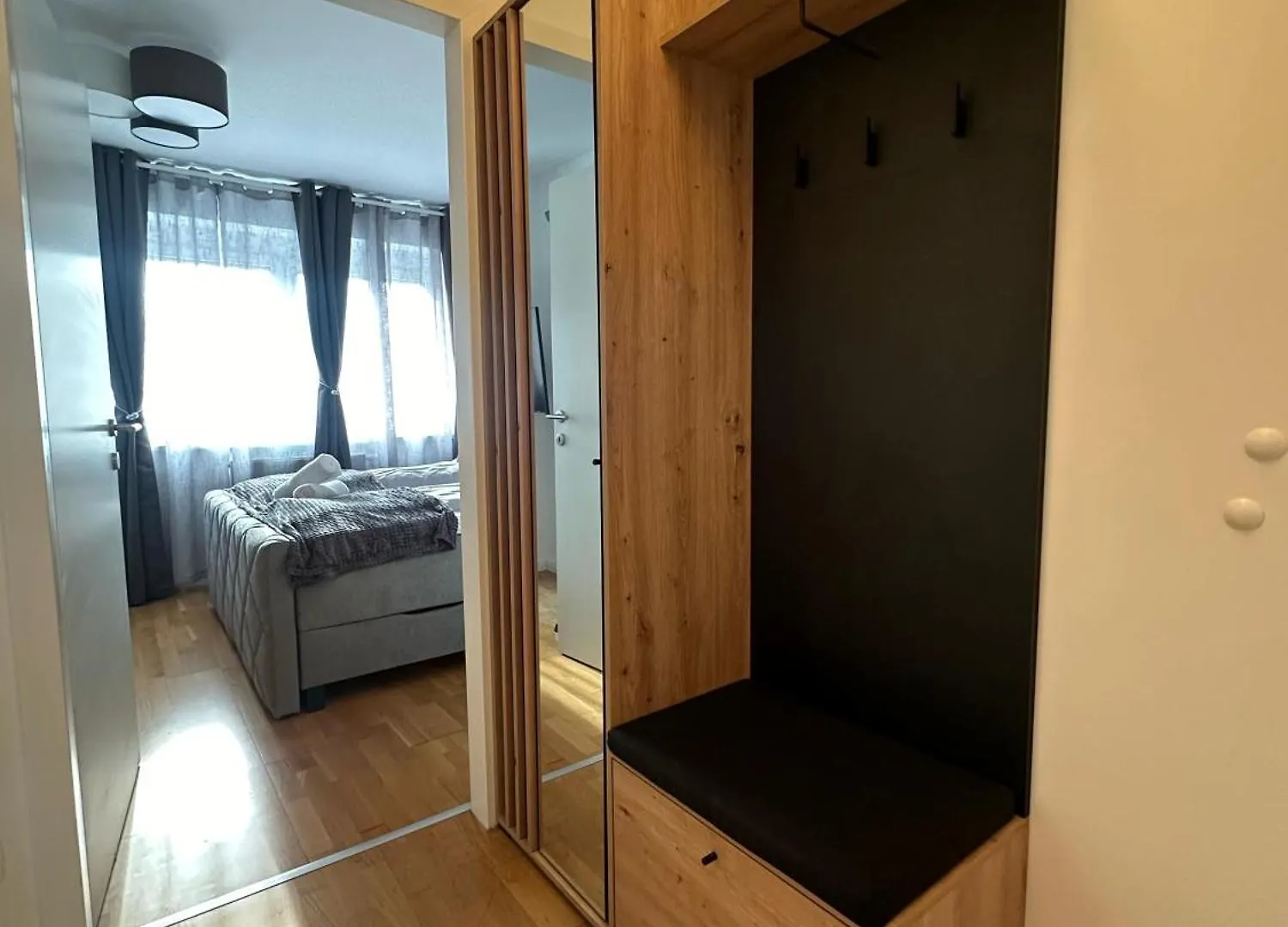 Chic 1Br & 1Lr, Kingbed, Only 9 Min To City Center Via Metro Viena Apartament