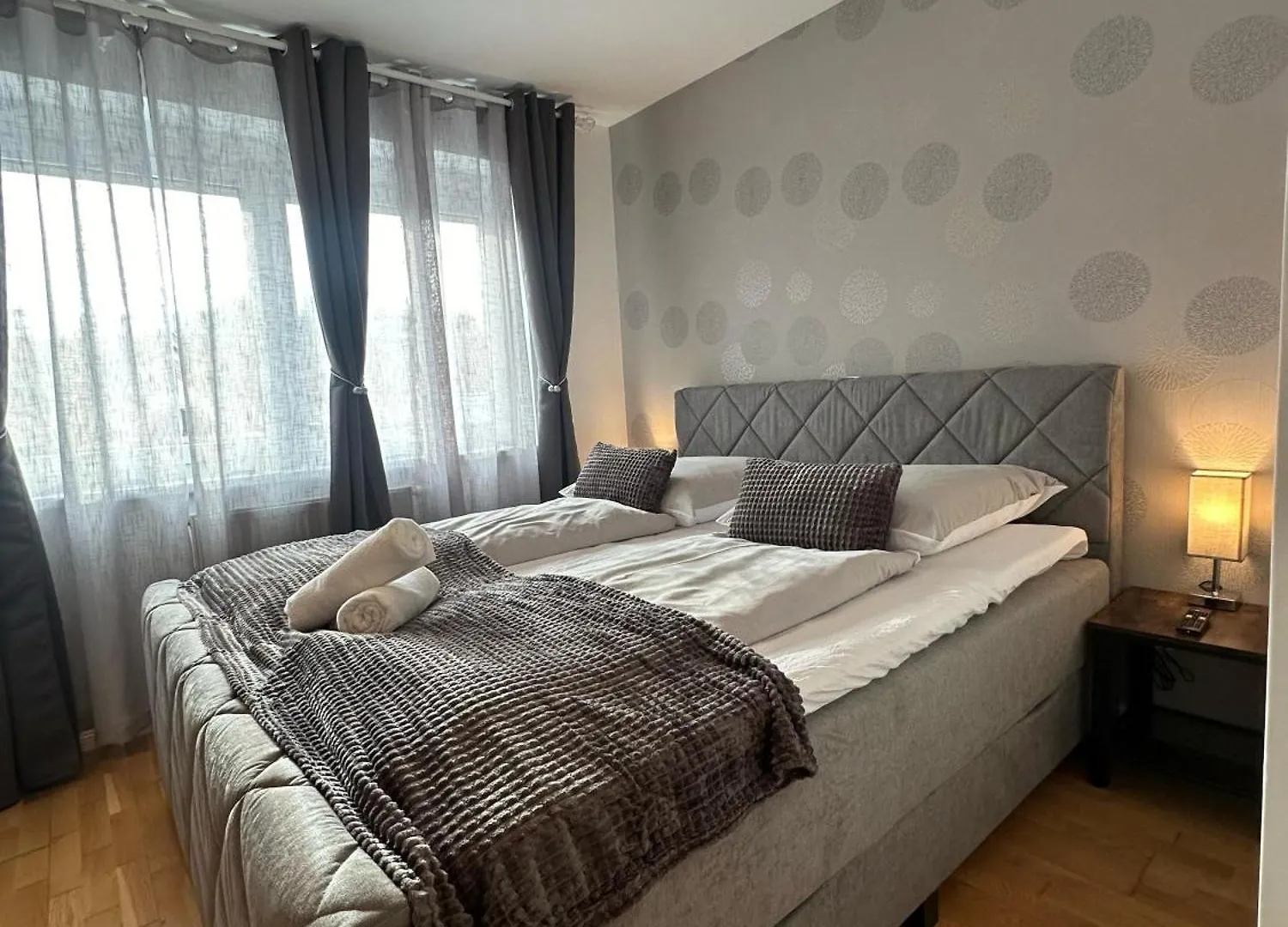 Chic 1Br & 1Lr, Kingbed, Only 9 Min To City Center Via Metro Viena 0*,
