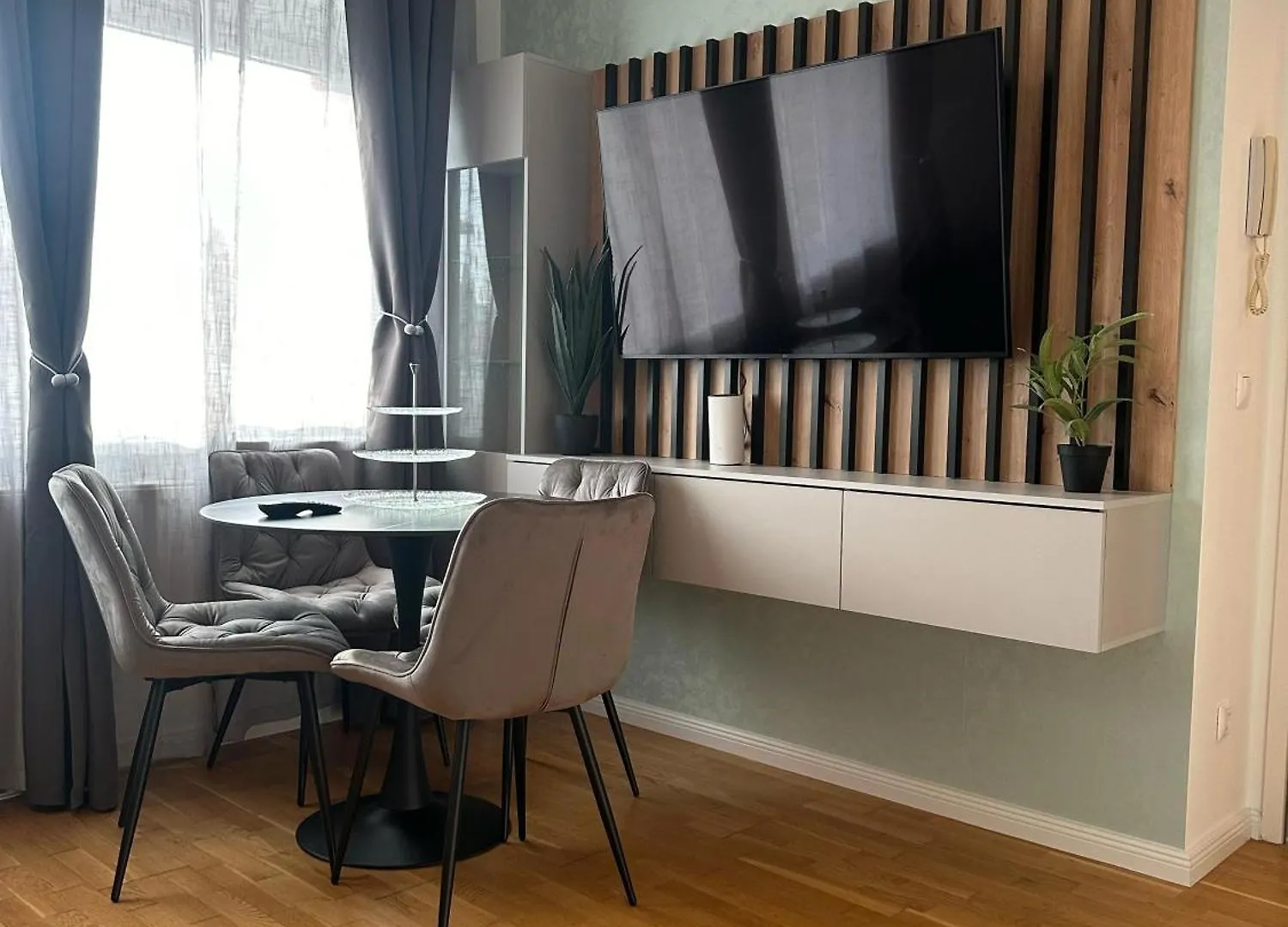 Apartament Chic 1Br & 1Lr, Kingbed, Only 9 Min To City Center Via Metro Viena