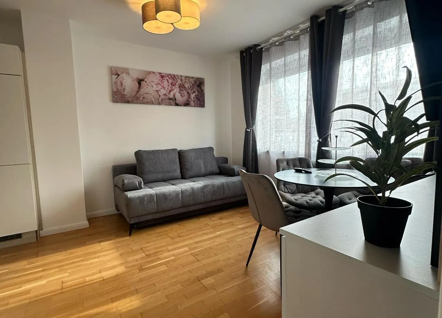 Chic 1Br & 1Lr, Kingbed, Only 9 Min To City Center Via Metro Viena Apartament