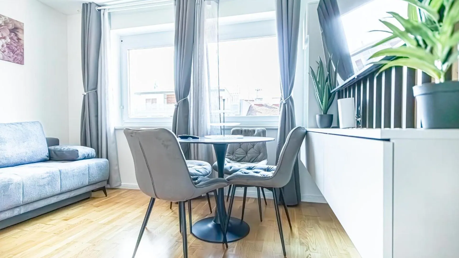 Apartament Chic 1Br & 1Lr, Kingbed, Only 9 Min To City Center Via Metro Viena