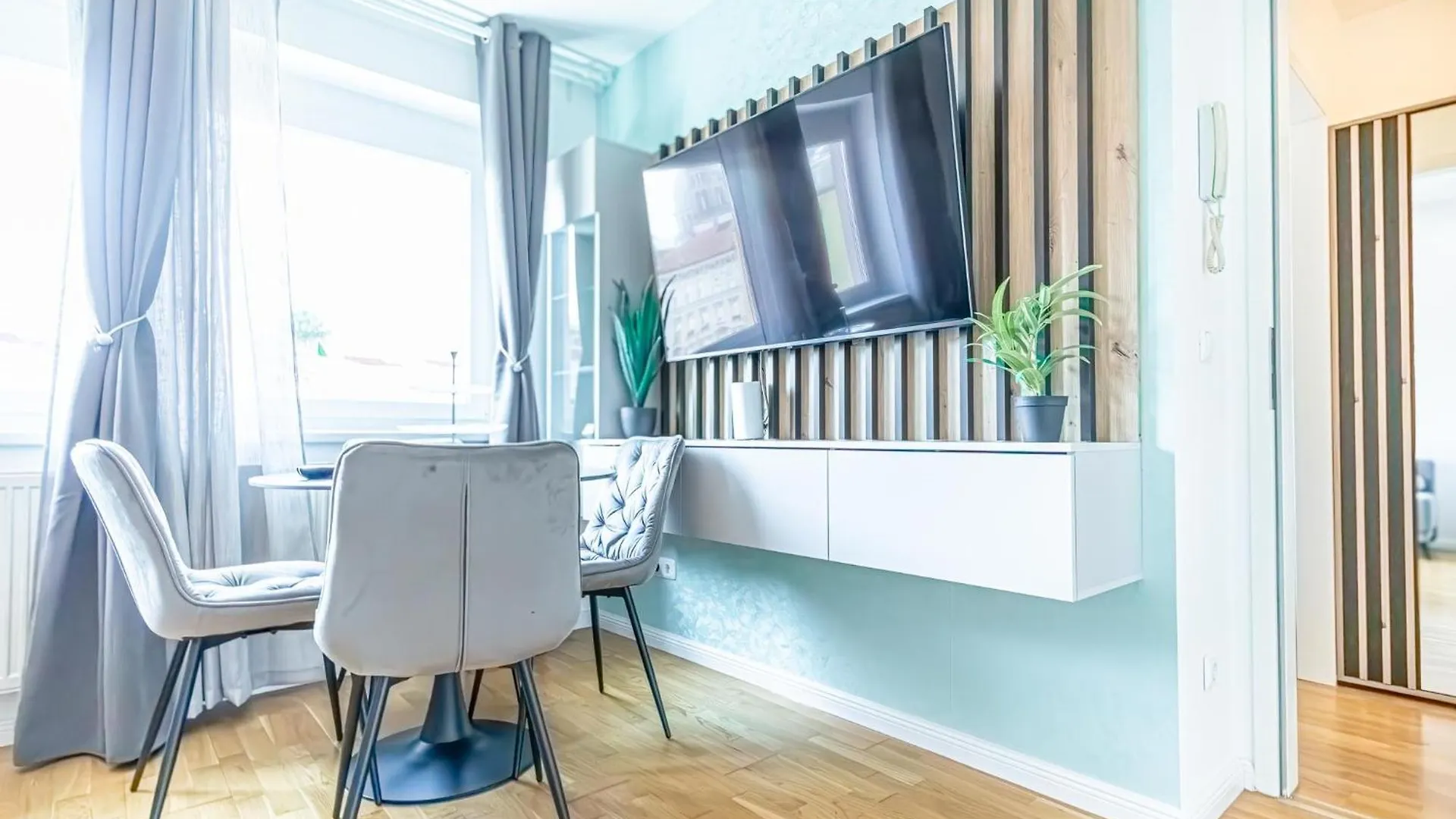Chic 1Br & 1Lr, Kingbed, Only 9 Min To City Center Via Metro Viena Austria