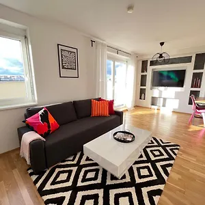 Apartment Penthouse Near Station With Free Parking, Wien