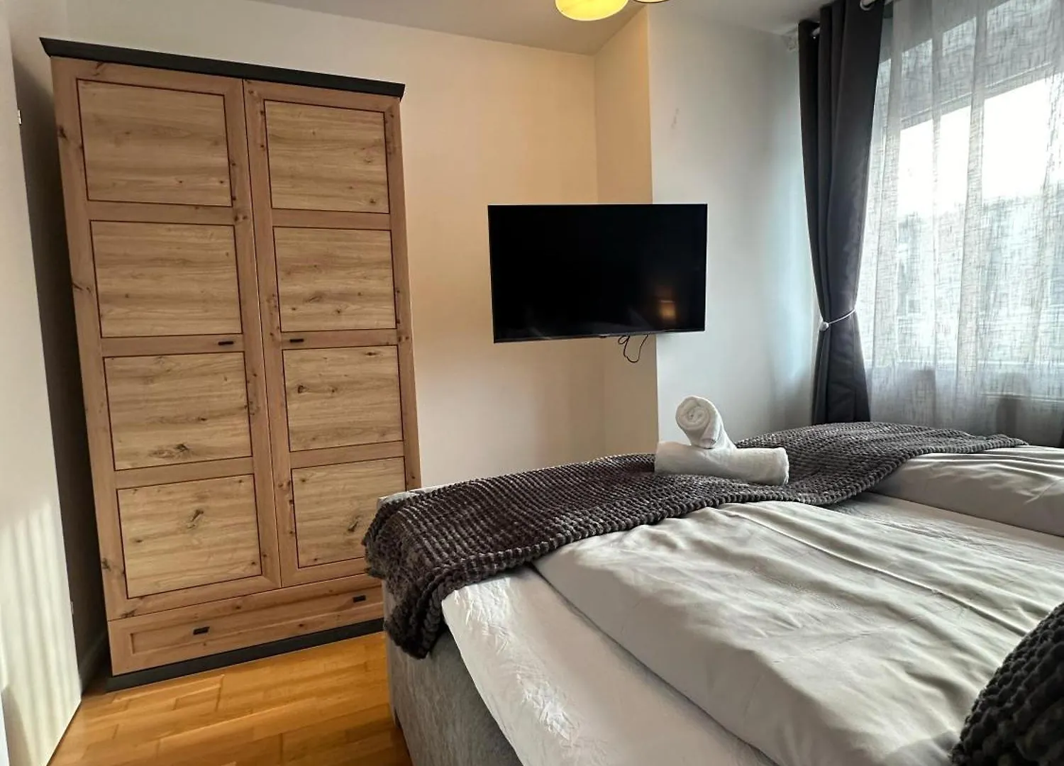 Apartment Chic 1Br & 1Lr, Kingbed, Only 9 Min To City Center Via Metro Vienna