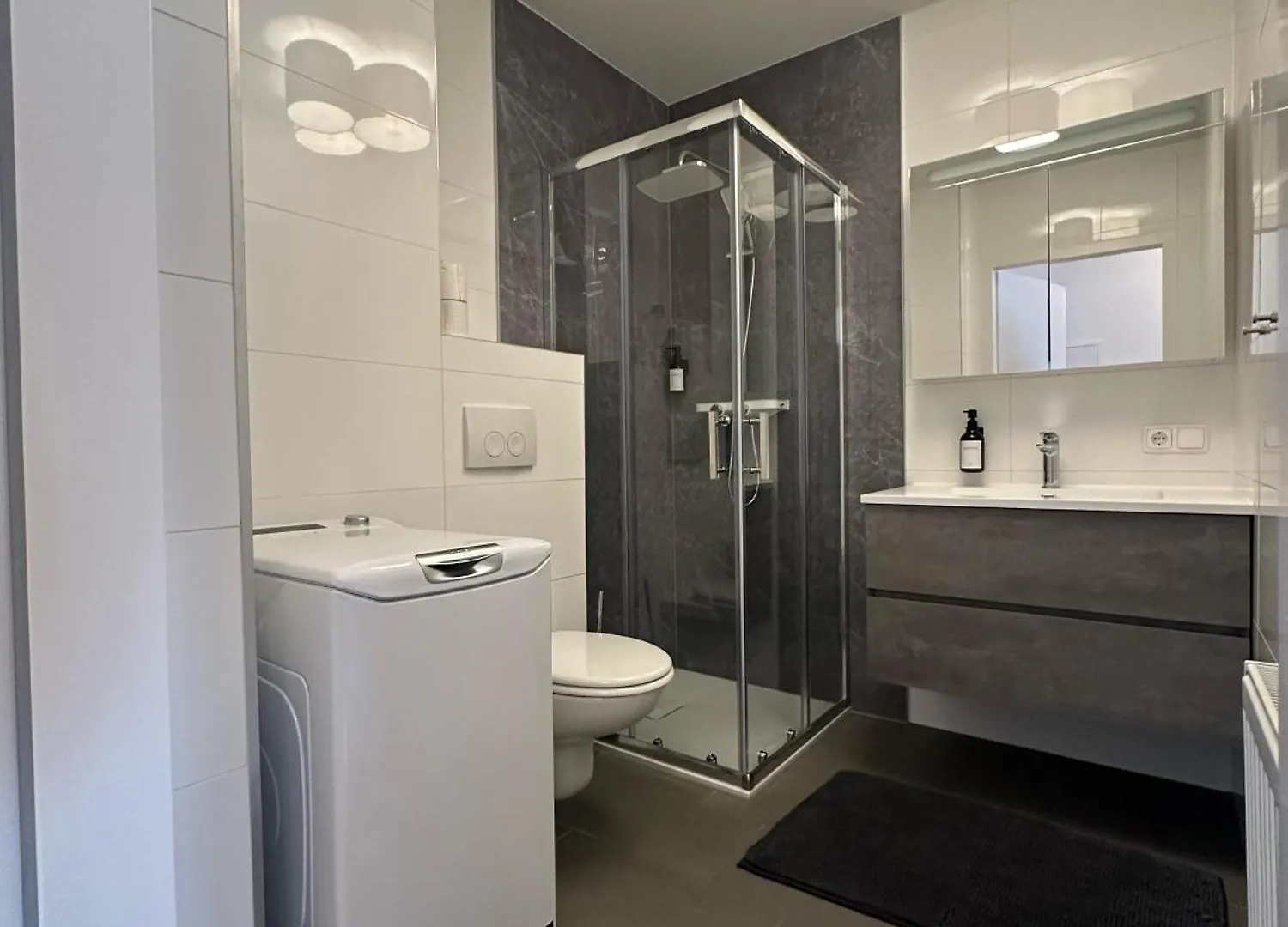 Chic 1Br & 1Lr, Kingbed, Only 9 Min To City Center Via Metro Vienna