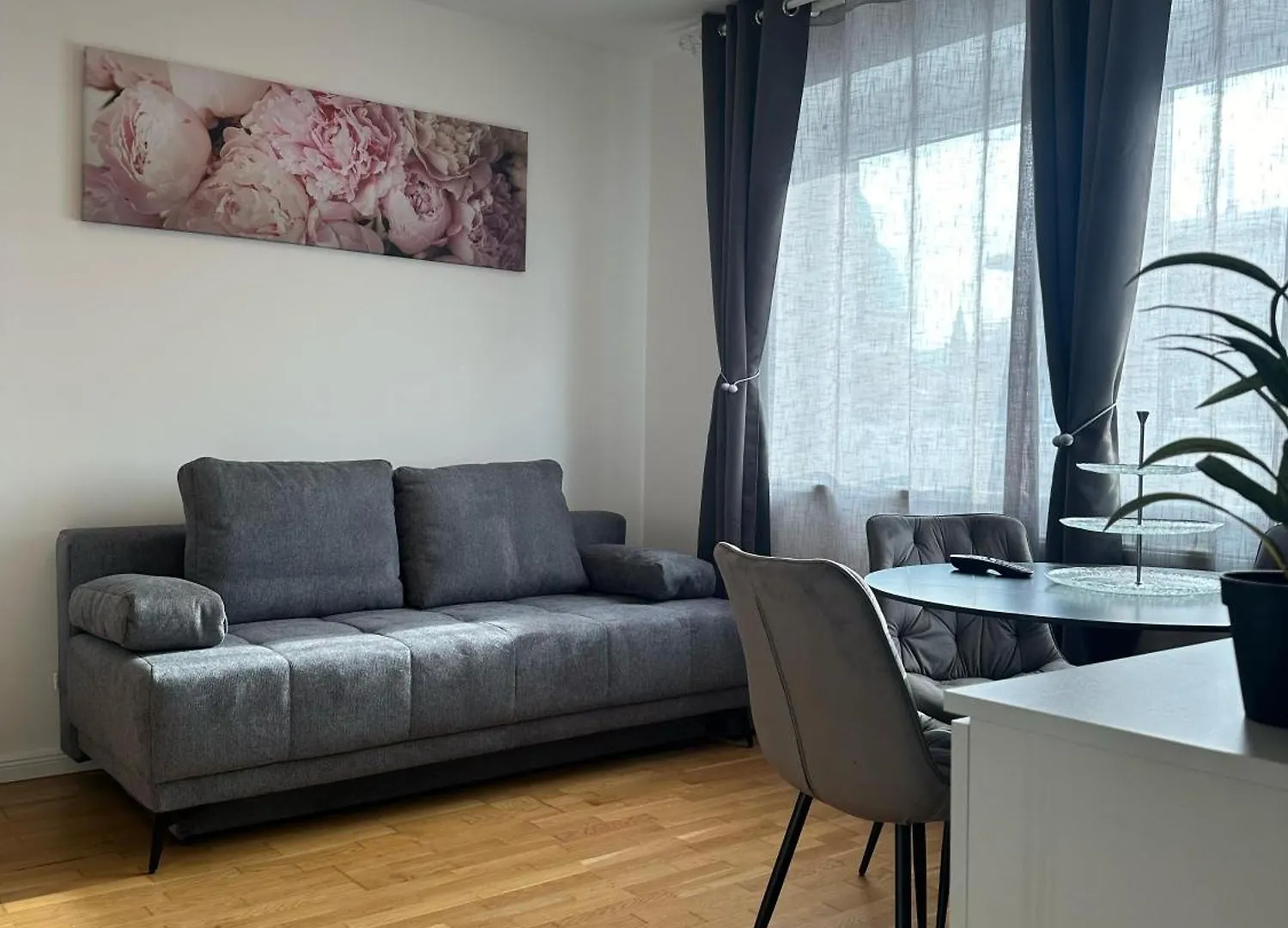 Chic 1Br & 1Lr, Kingbed, Only 9 Min To City Center Via Metro Vienna Austria
