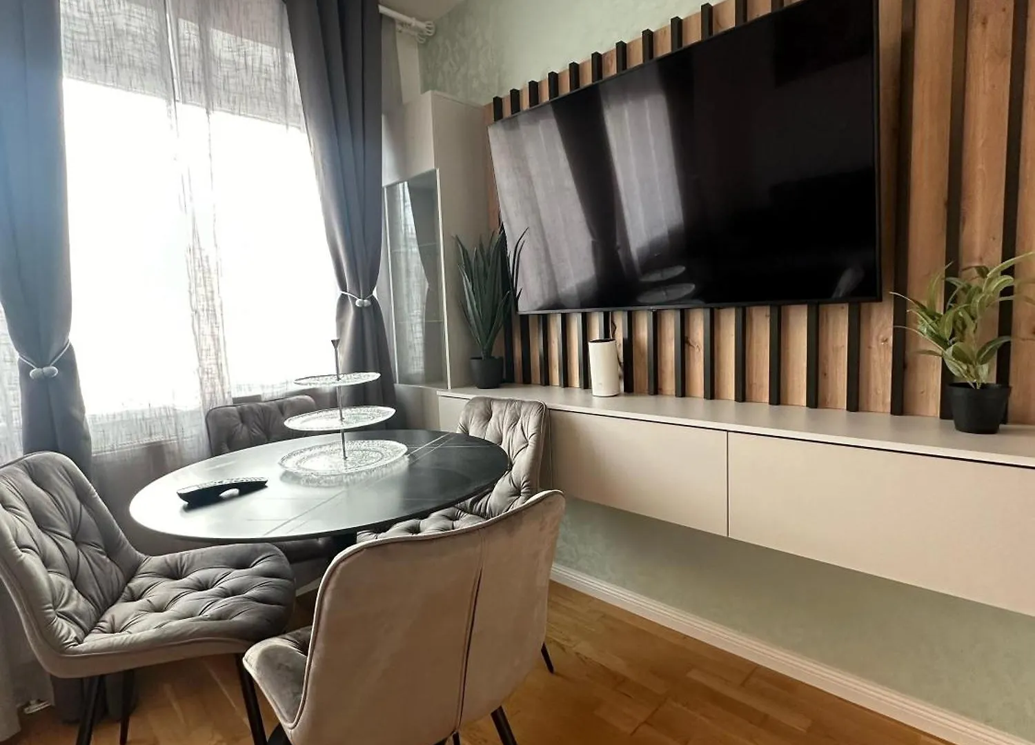 Chic 1Br & 1Lr, Kingbed, Only 9 Min To City Center Via Metro Vienna 0*,