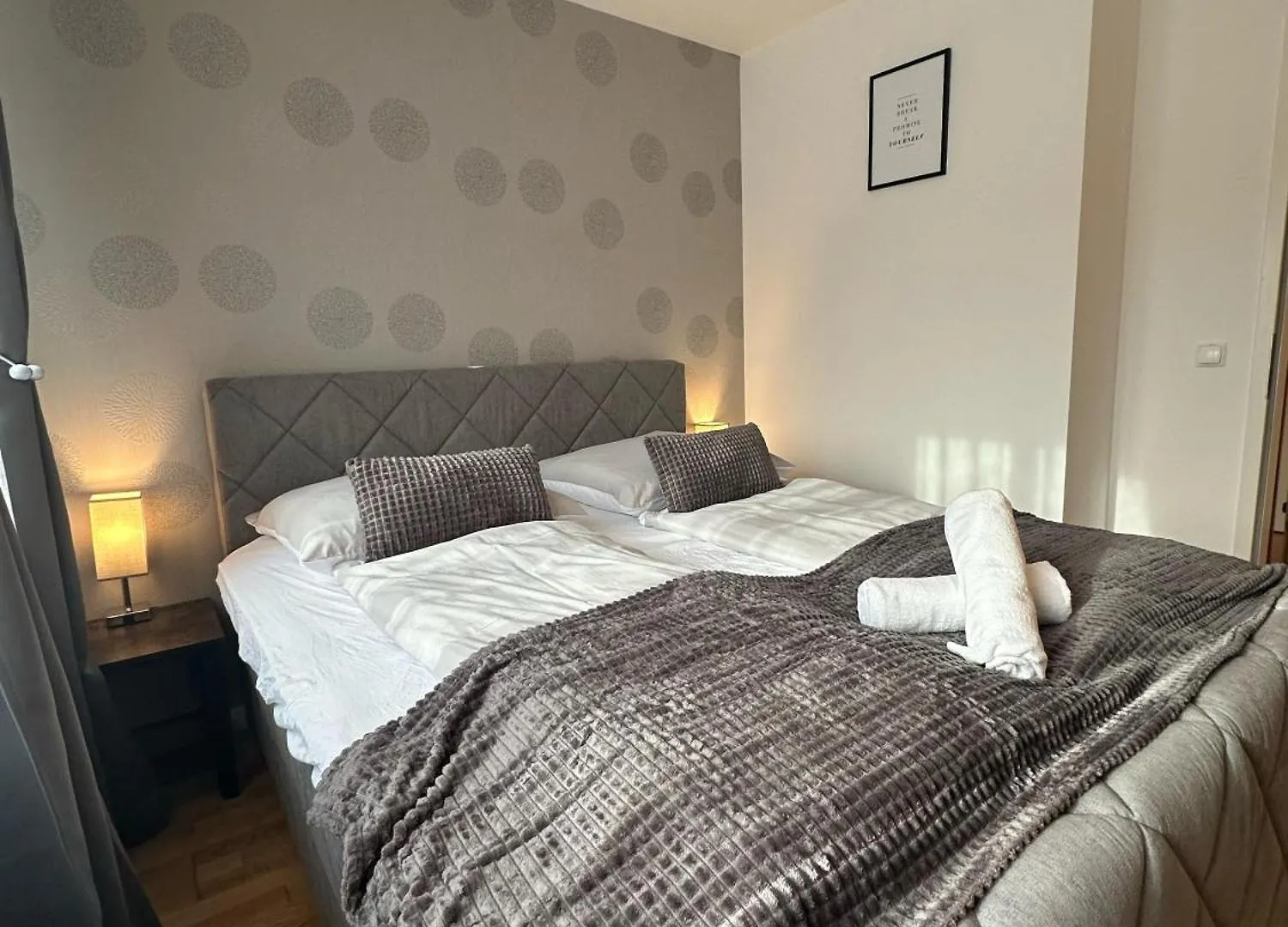 Chic 1Br & 1Lr, Kingbed, Only 9 Min To City Center Via Metro Vienna 0*,  Austria