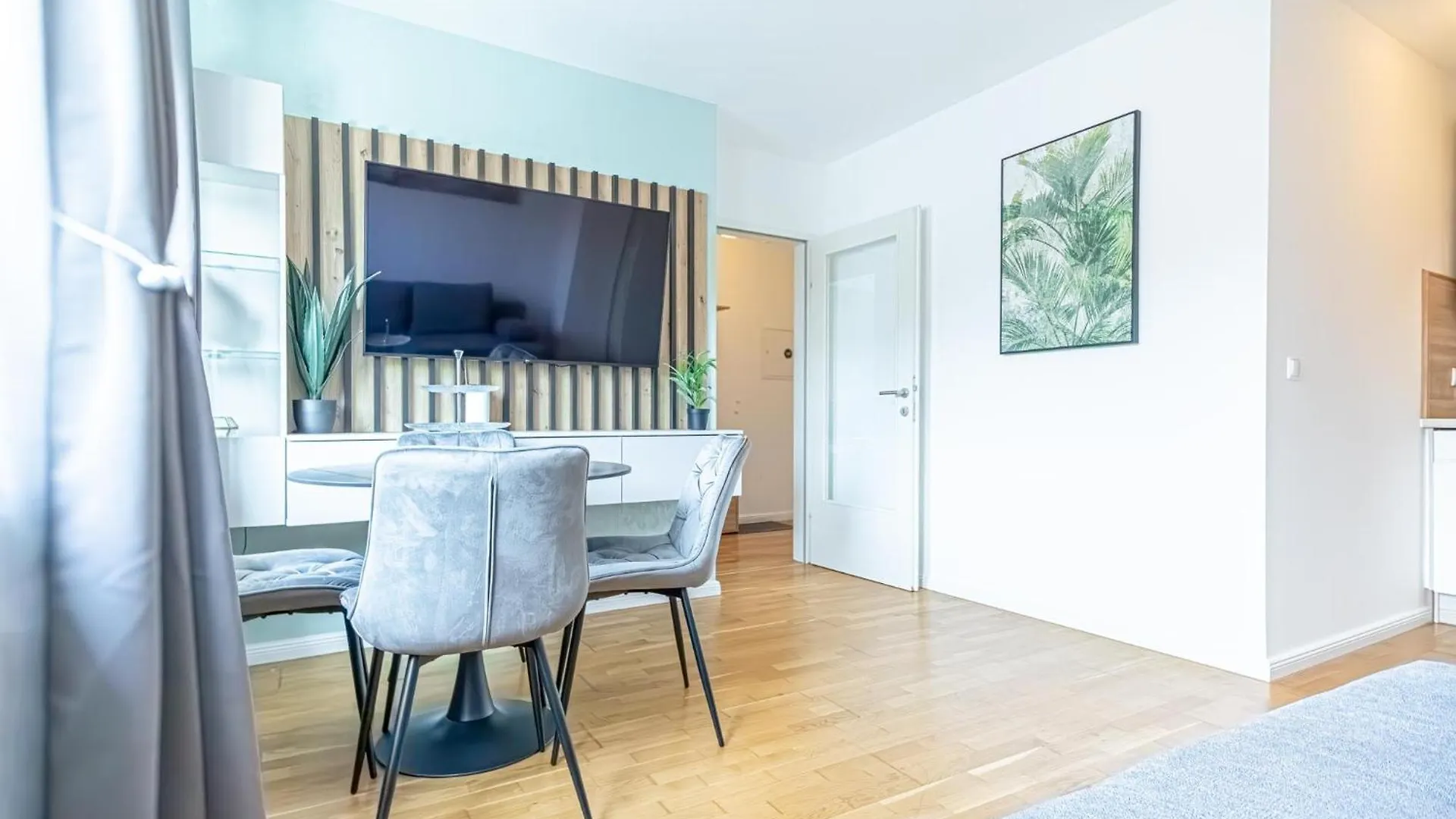 Chic 1Br & 1Lr, Kingbed, Only 9 Min To City Center Via Metro Vienna Austria
