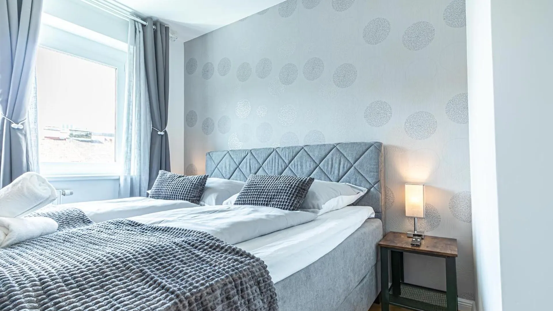 Apartment Chic 1Br & 1Lr, Kingbed, Only 9 Min To City Center Via Metro Vienna Austria