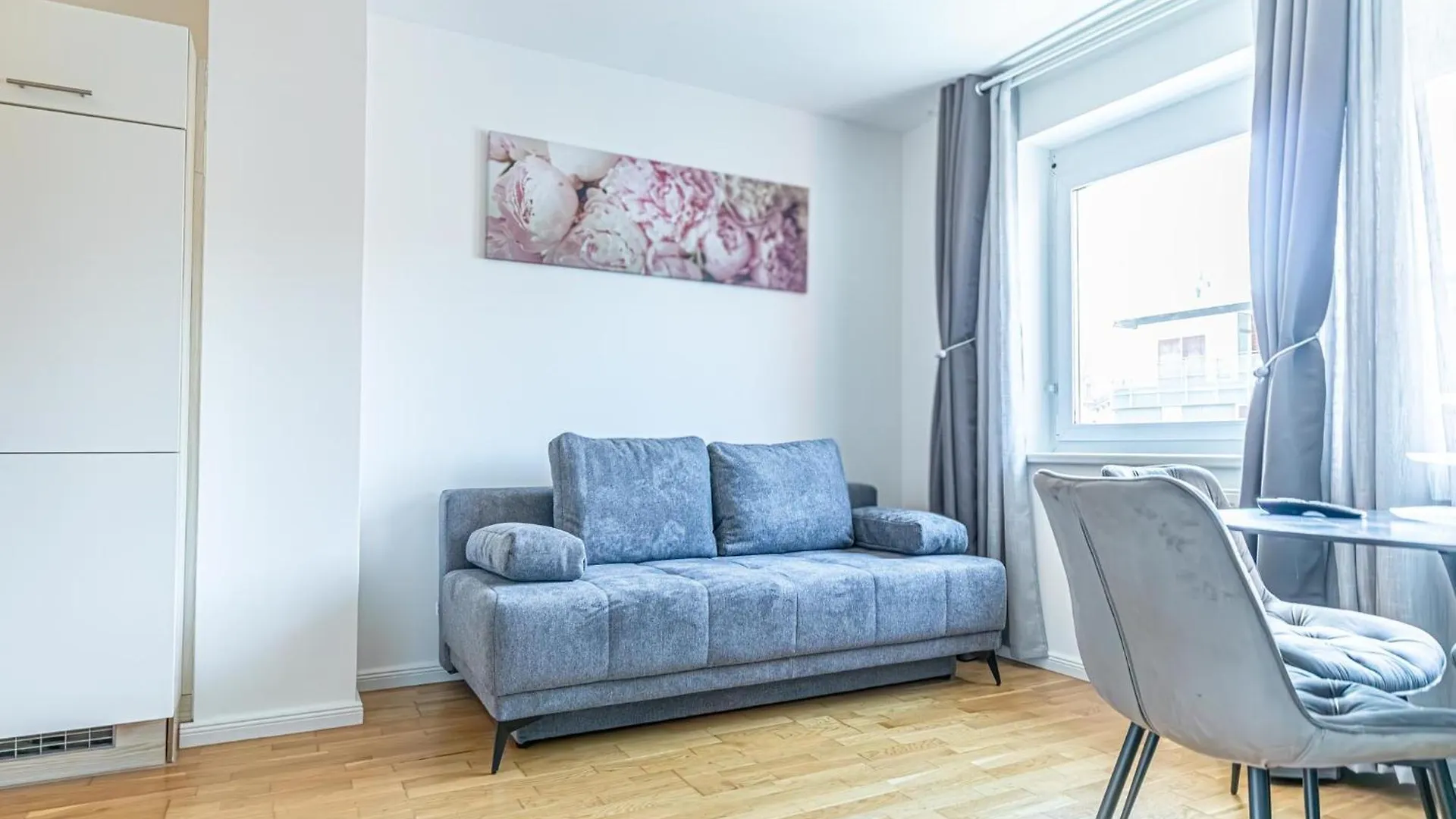 Chic 1Br & 1Lr, Kingbed, Only 9 Min To City Center Via Metro Vienna 0*,  Austria