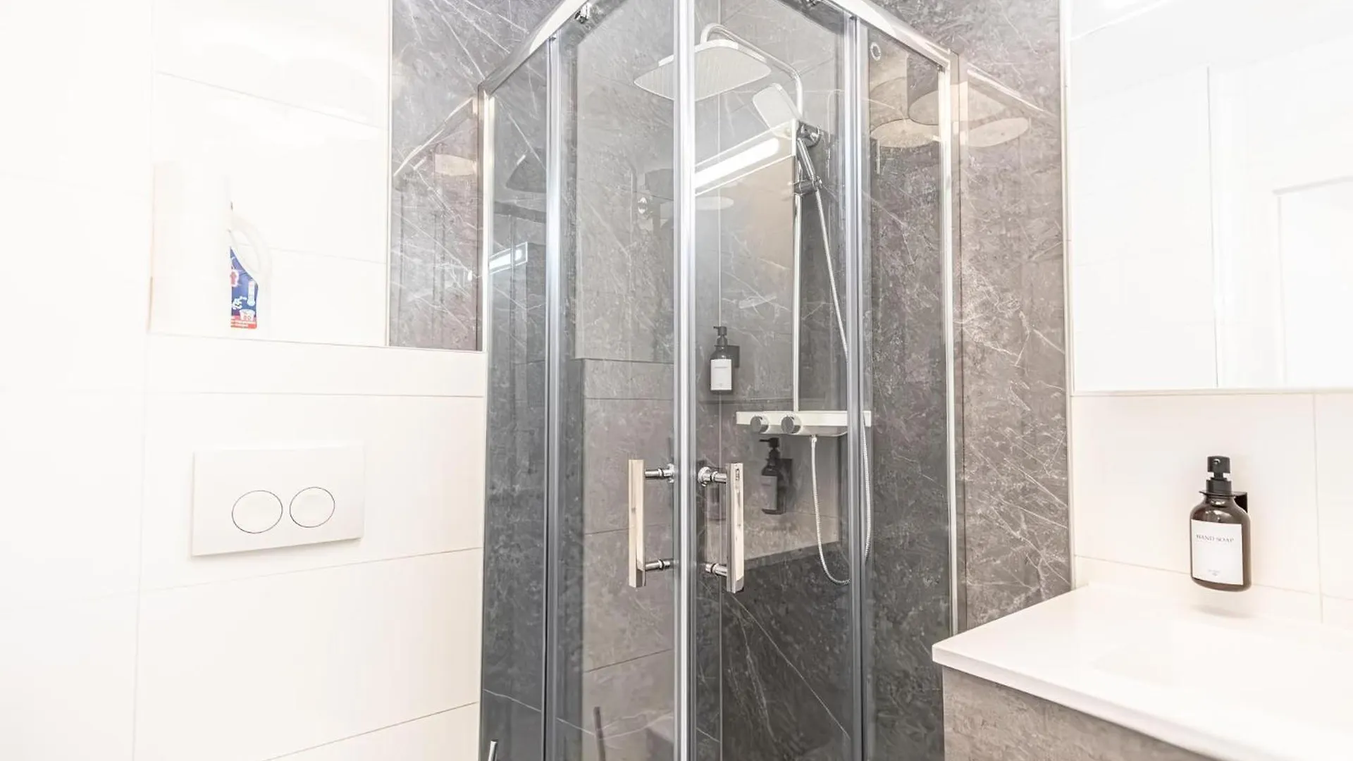 Apartment Chic 1Br & 1Lr, Kingbed, Only 9 Min To City Center Via Metro Vienna