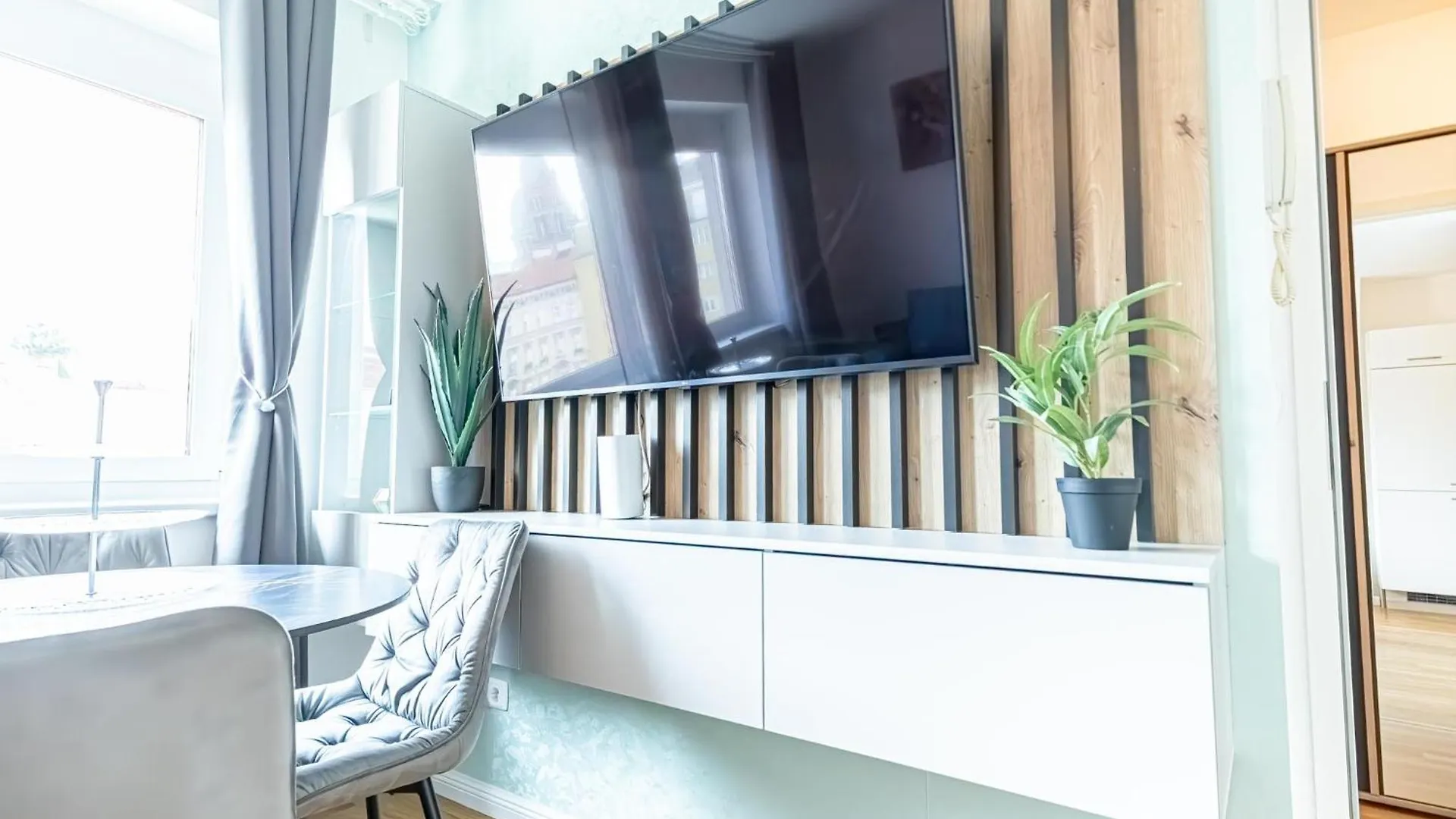 Chic 1Br & 1Lr, Kingbed, Only 9 Min To City Center Via Metro Vienna Apartment