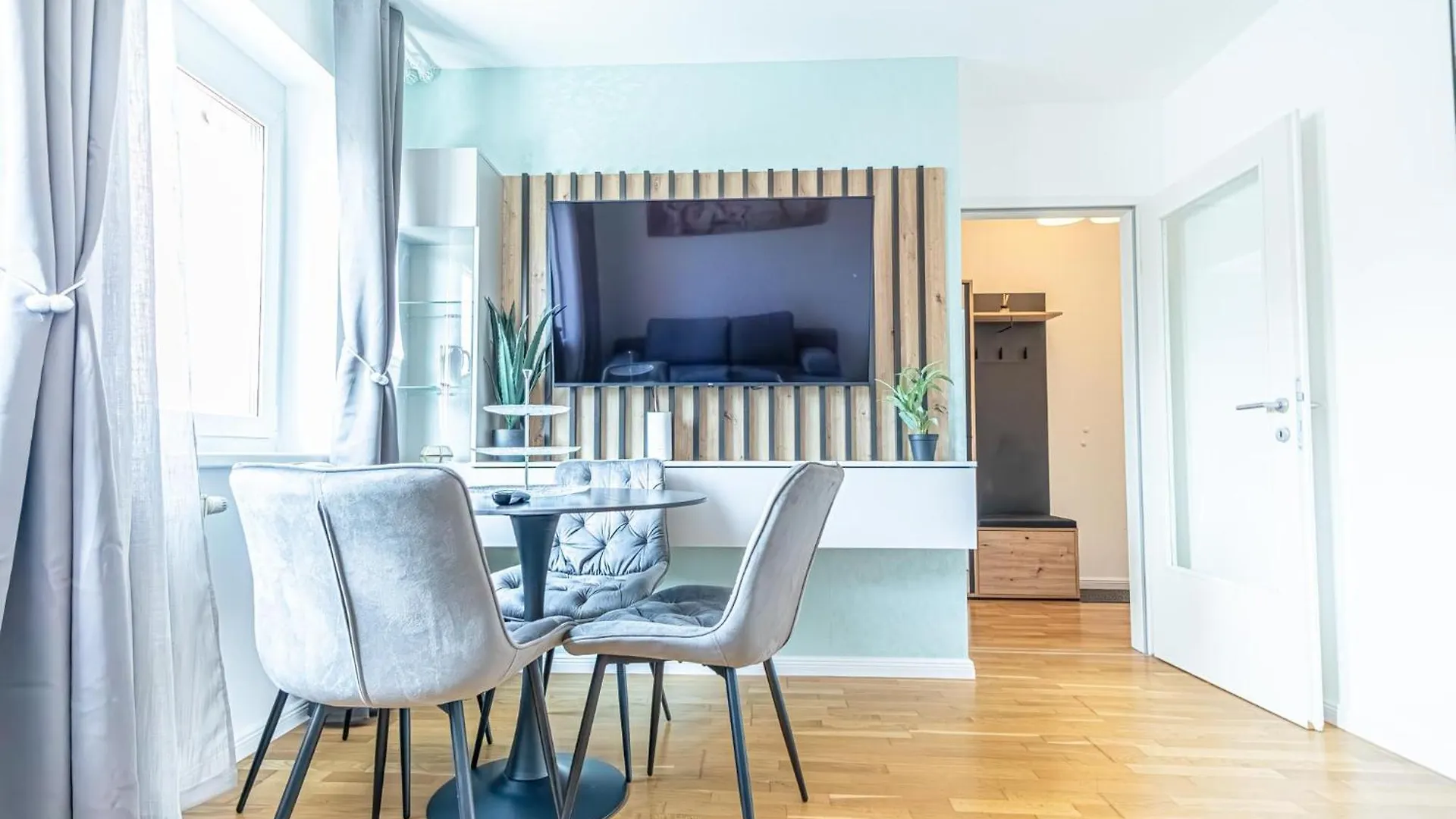 Chic 1Br & 1Lr, Kingbed, Only 9 Min To City Center Via Metro Vienna
