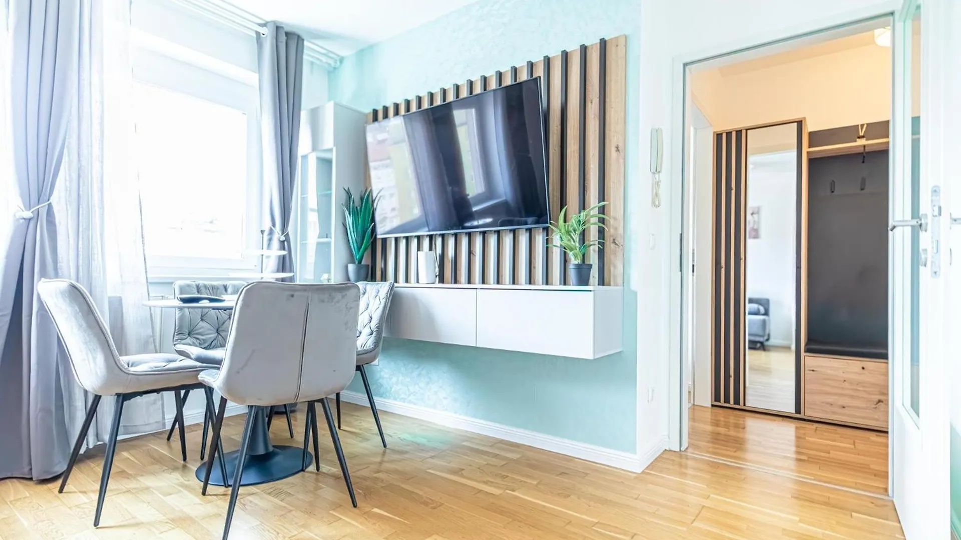 Chic 1Br & 1Lr, Kingbed, Only 9 Min To City Center Via Metro Vienna Apartment