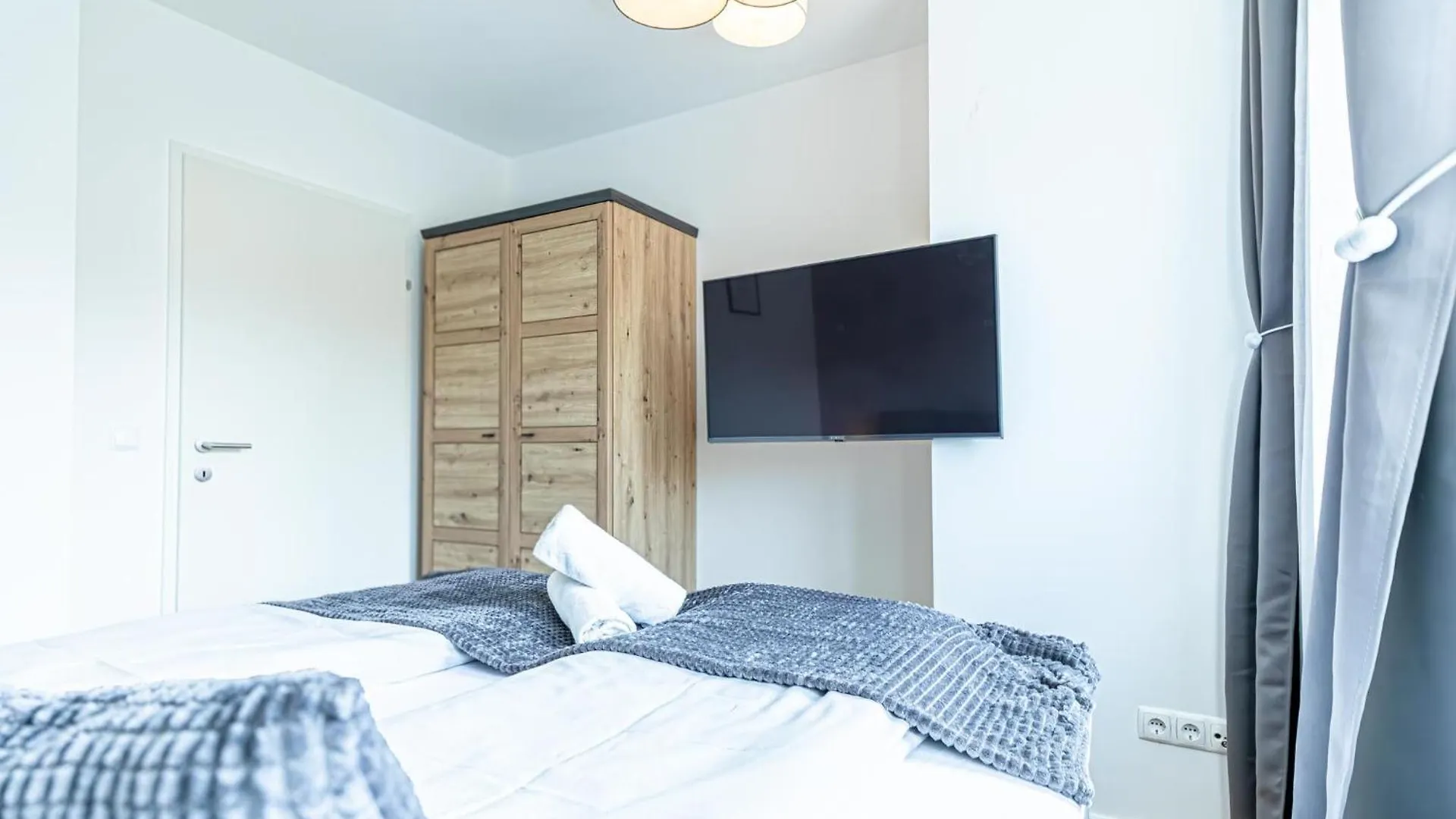 Apartment Chic 1Br & 1Lr, Kingbed, Only 9 Min To City Center Via Metro Vienna Austria