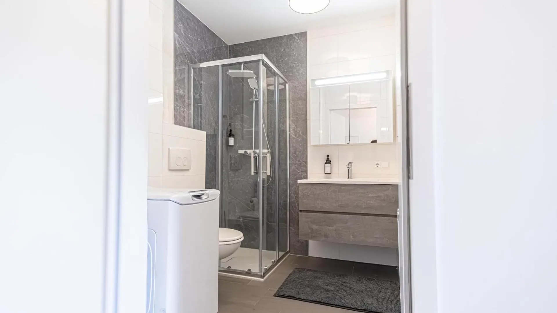 Apartment Chic 1Br & 1Lr, Kingbed, Only 9 Min To City Center Via Metro Vienna Austria