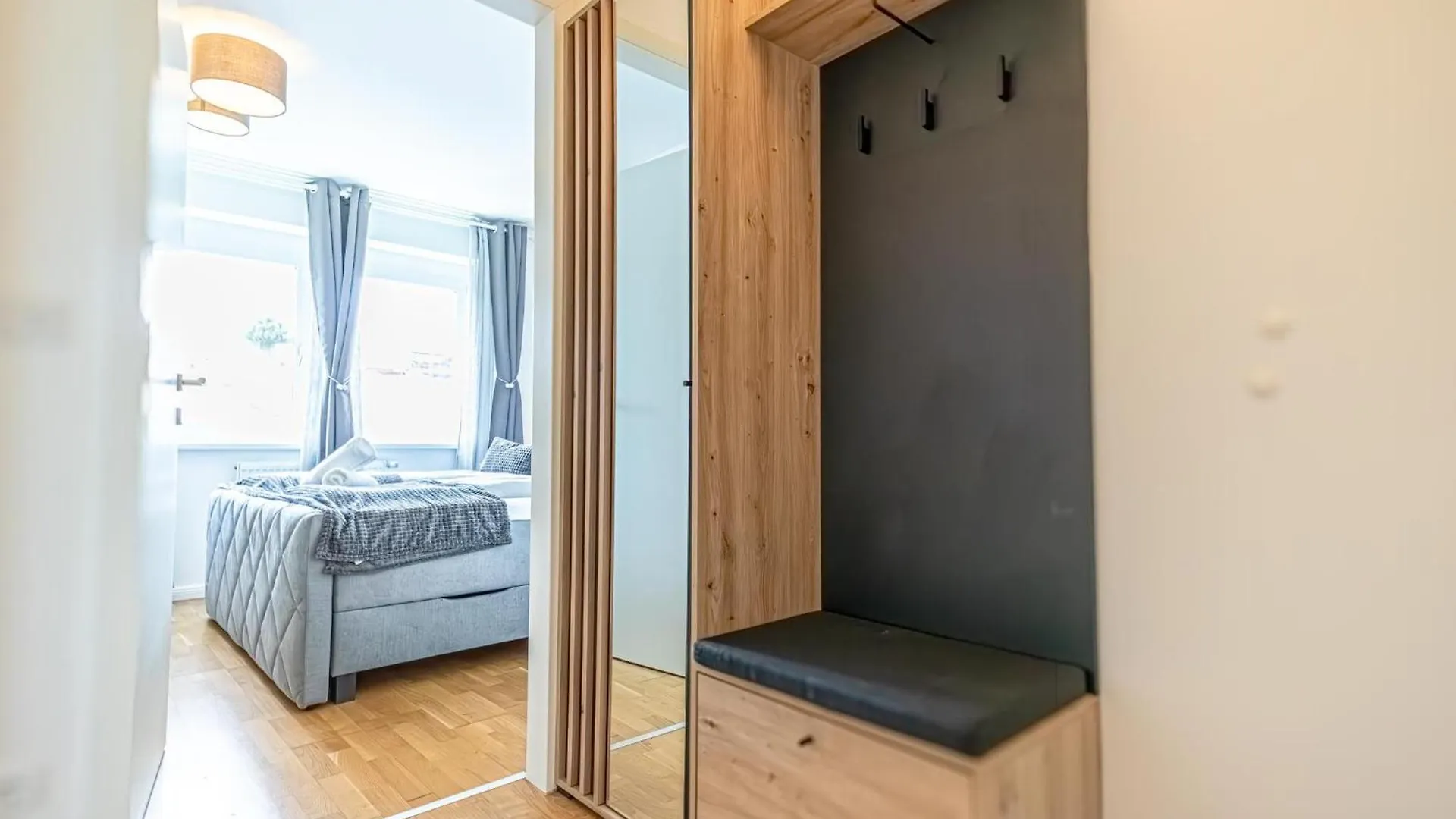 Chic 1Br & 1Lr, Kingbed, Only 9 Min To City Center Via Metro Vienna