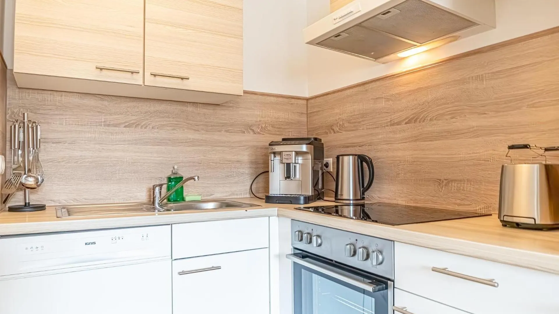 Chic 1Br & 1Lr, Kingbed, Only 9 Min To City Center Via Metro Vienna Apartment