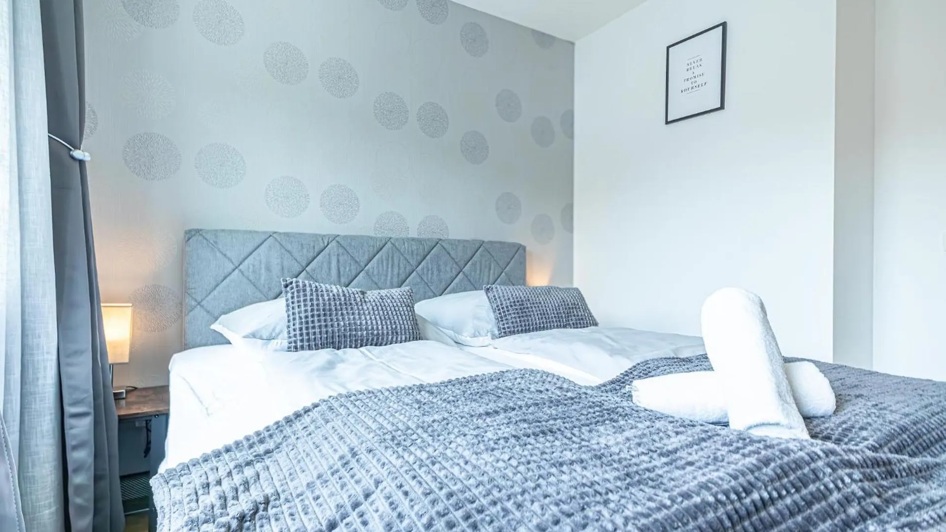Apartment Chic 1Br & 1Lr, Kingbed, Only 9 Min To City Center Via Metro Vienna