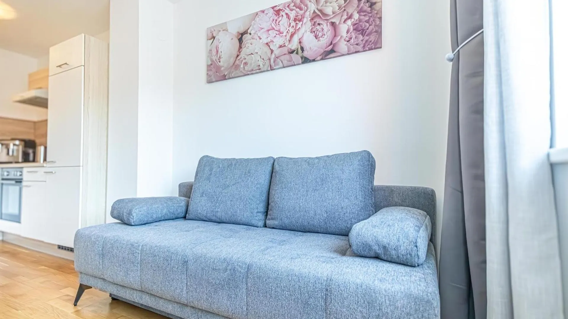 Chic 1Br & 1Lr, Kingbed, Only 9 Min To City Center Via Metro Vienna Austria