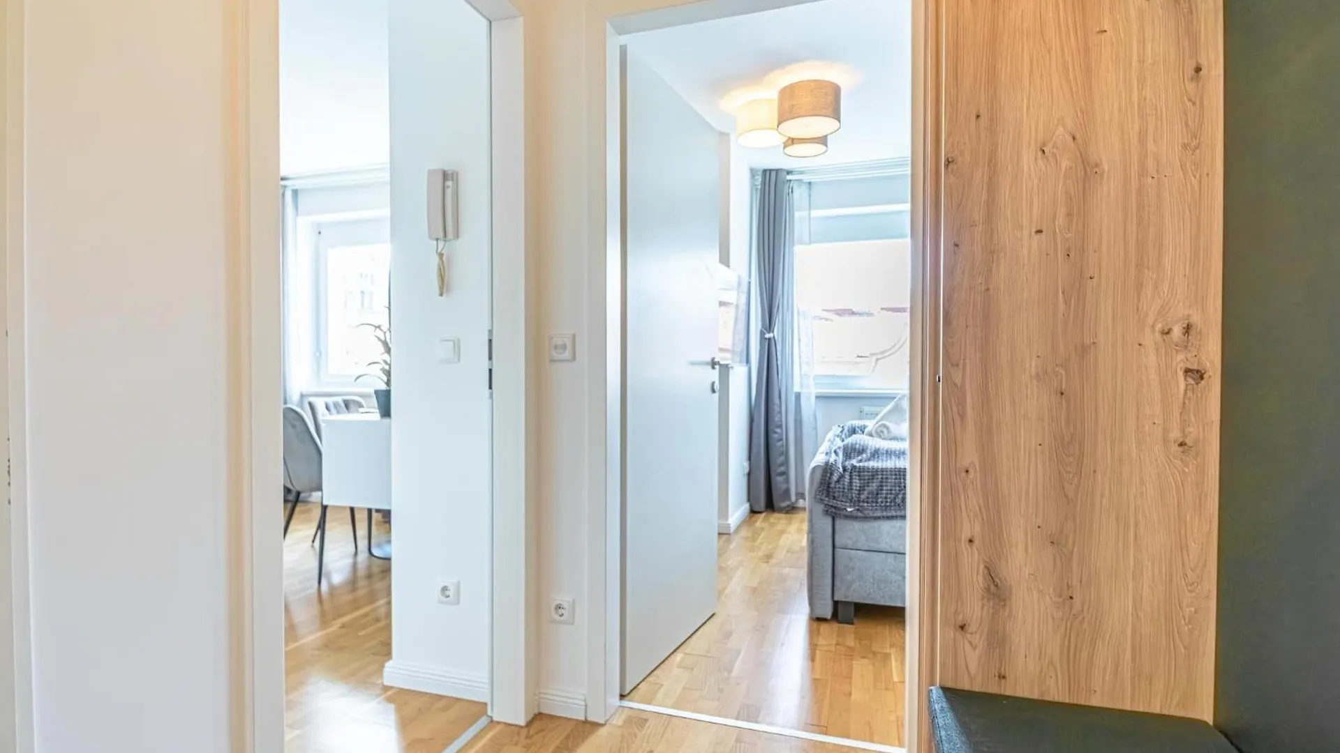 Chic 1Br & 1Lr, Kingbed, Only 9 Min To City Center Via Metro Vienna 0*,