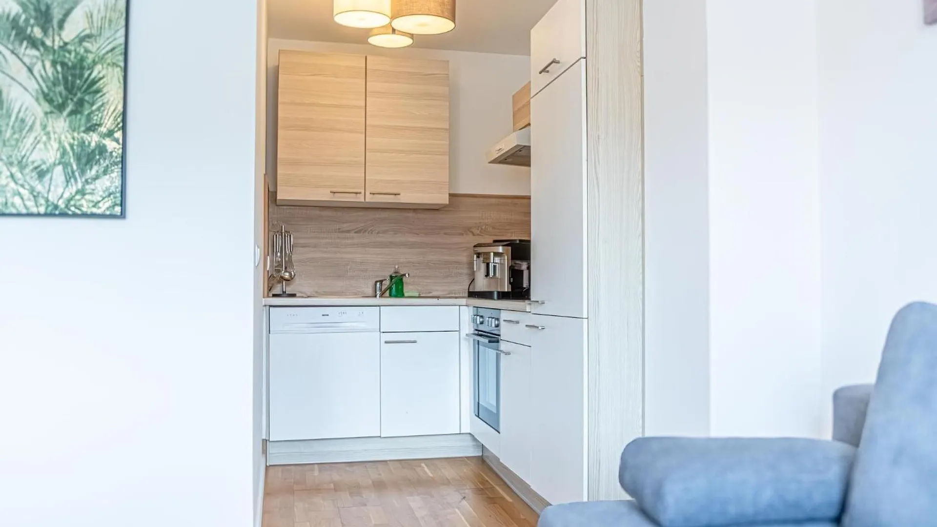 Chic 1Br & 1Lr, Kingbed, Only 9 Min To City Center Via Metro Vienna 0*,  Austria