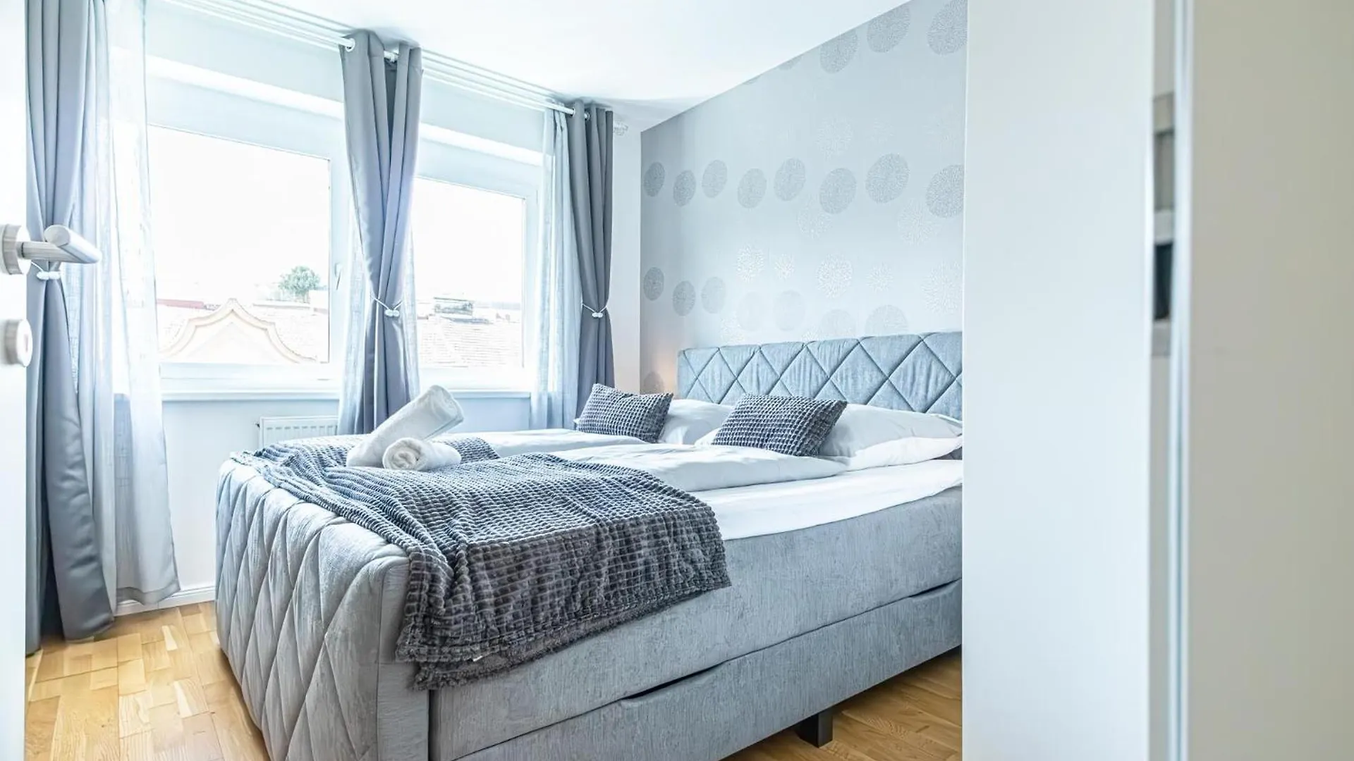 Chic 1Br & 1Lr, Kingbed, Only 9 Min To City Center Via Metro Vienna