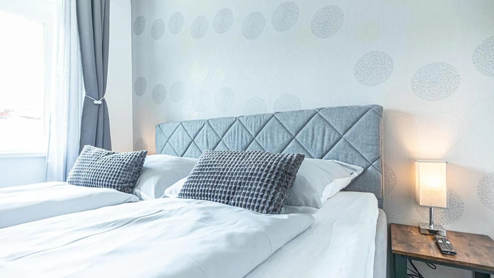 Chic 1Br & 1Lr, Kingbed, Only 9 Min To City Center Via Metro Vienna 0*,  Austria