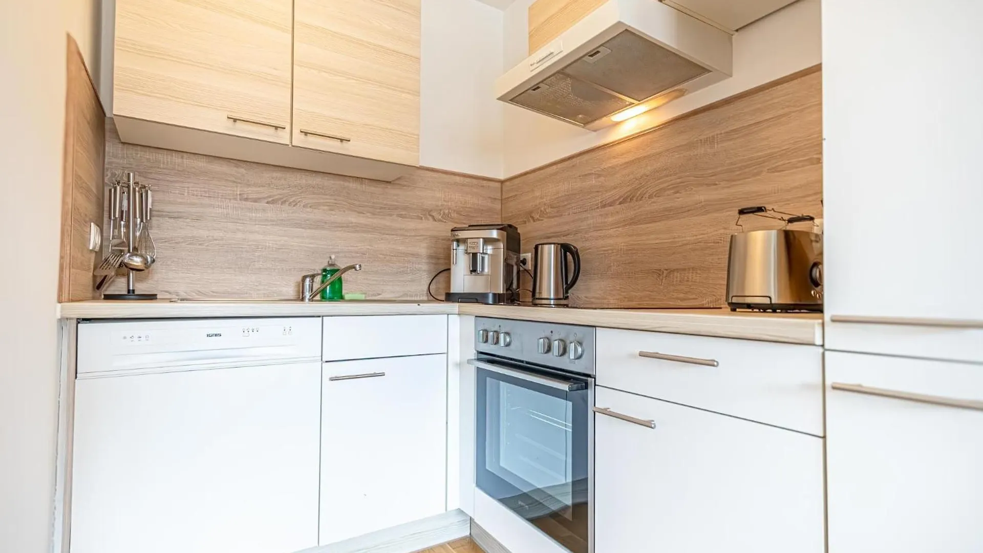 Chic 1Br & 1Lr, Kingbed, Only 9 Min To City Center Via Metro Vienna