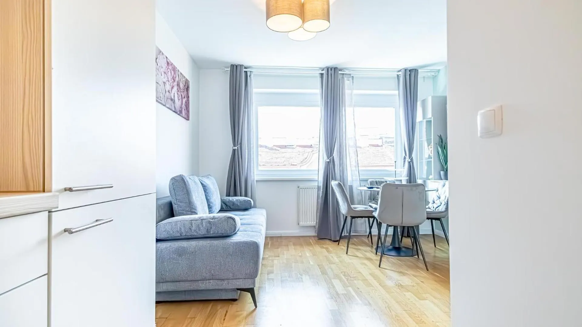Chic 1Br & 1Lr, Kingbed, Only 9 Min To City Center Via Metro Vienna Apartment