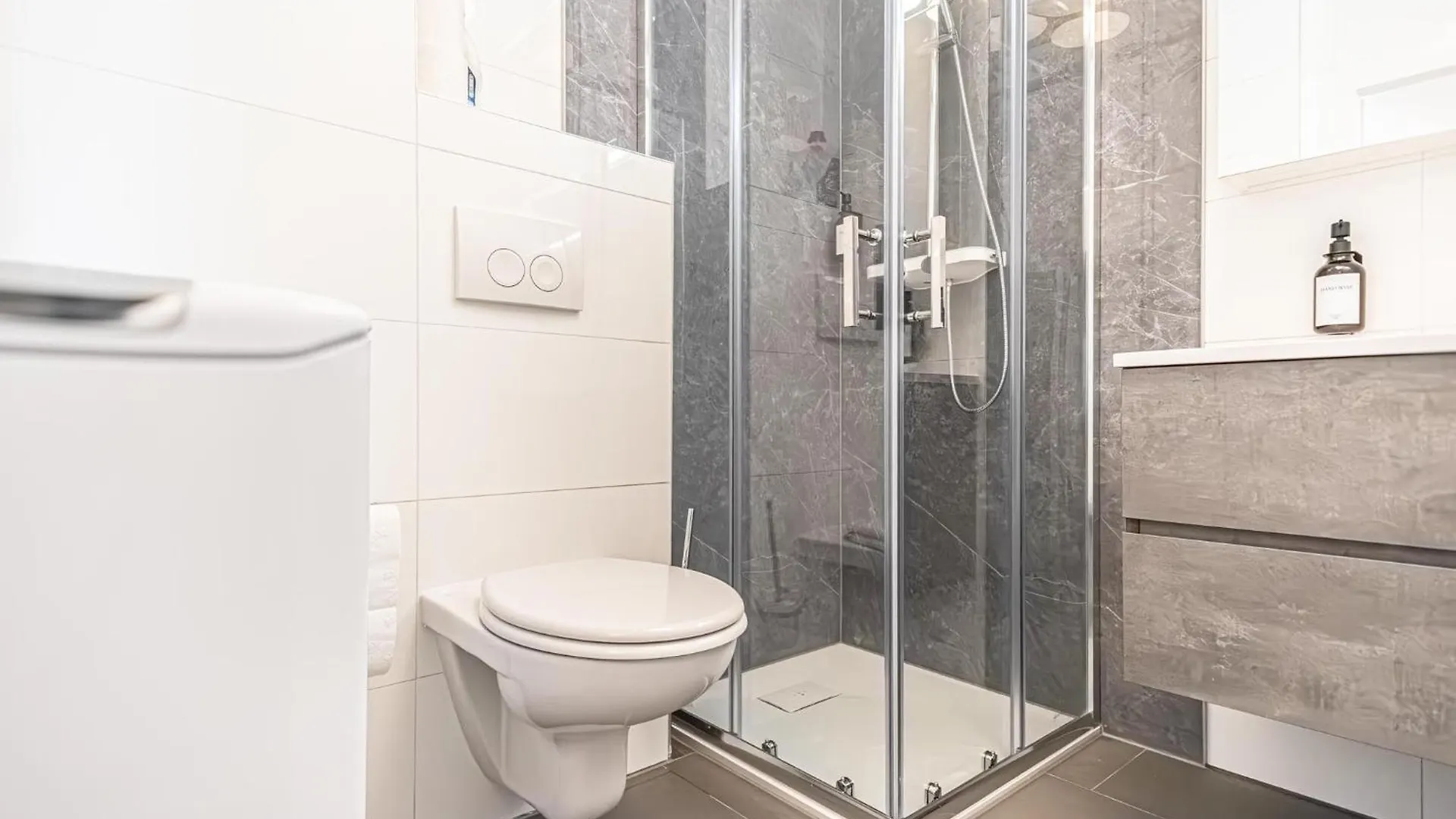 Chic 1Br & 1Lr, Kingbed, Only 9 Min To City Center Via Metro Vienna Austria