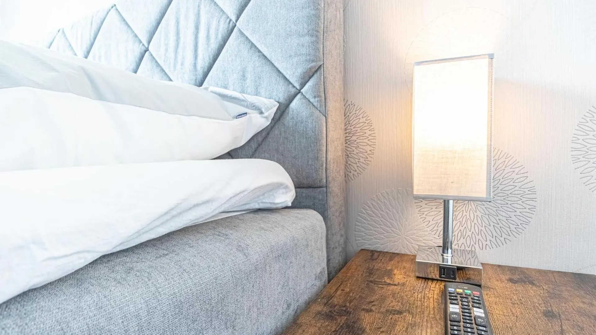 Apartment Chic 1Br & 1Lr, Kingbed, Only 9 Min To City Center Via Metro Vienna Austria