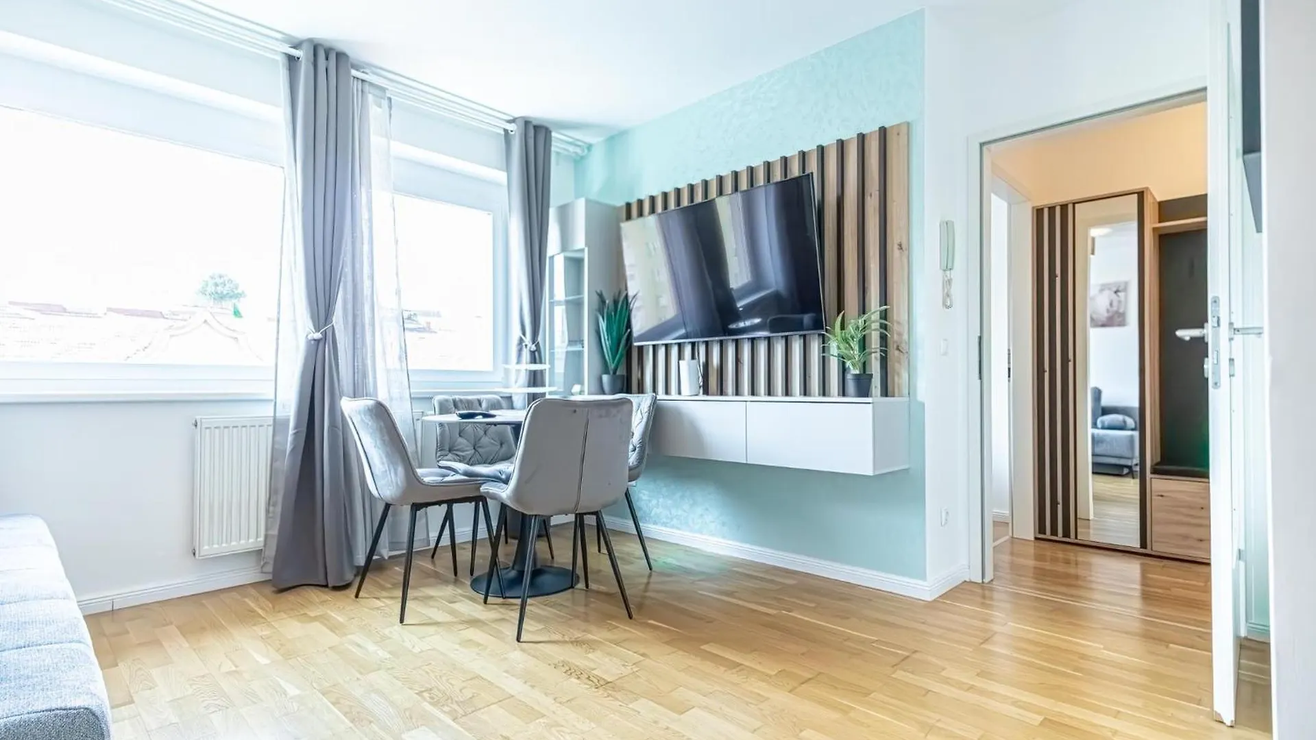 Chic 1Br & 1Lr, Kingbed, Only 9 Min To City Center Via Metro Vienna