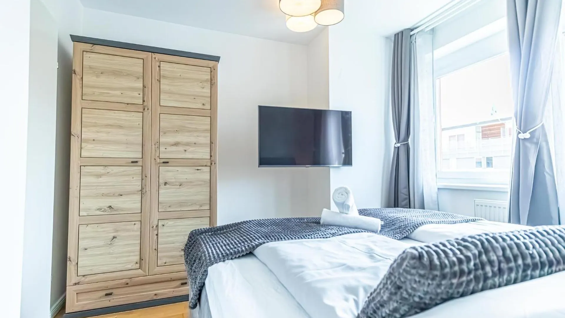 Apartment Chic 1Br & 1Lr, Kingbed, Only 9 Min To City Center Via Metro Vienna