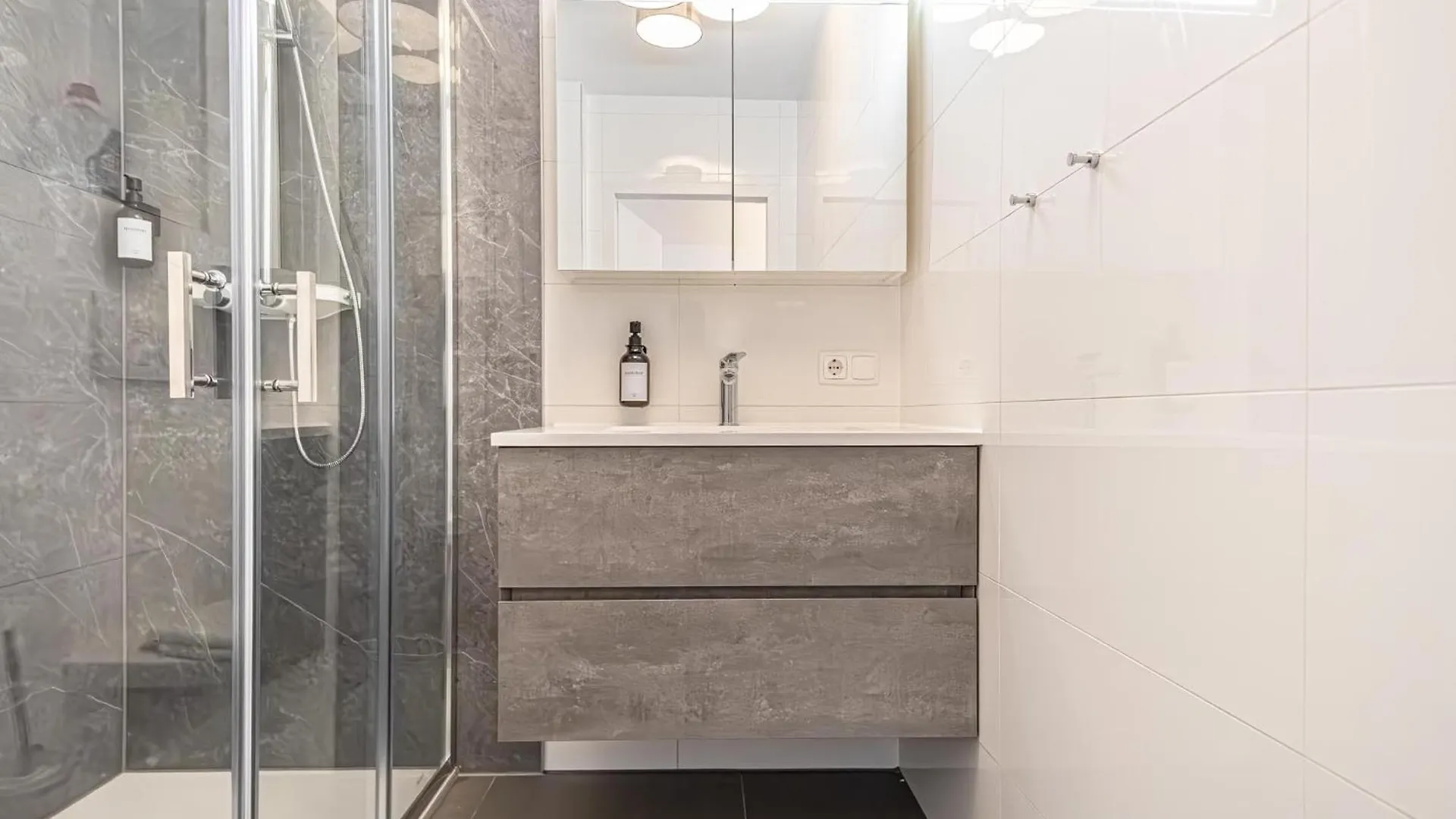 Apartment Chic 1Br & 1Lr, Kingbed, Only 9 Min To City Center Via Metro Vienna